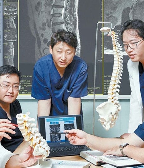 
								신경근회복술을 개발하여 통증 회복에 대한 새로운
								접근법을 제시하다.