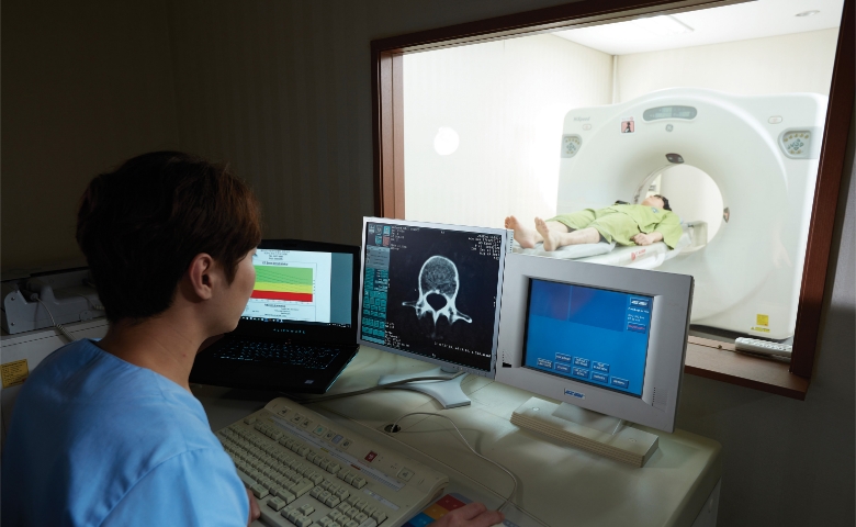 골밀도 검사하는 의사