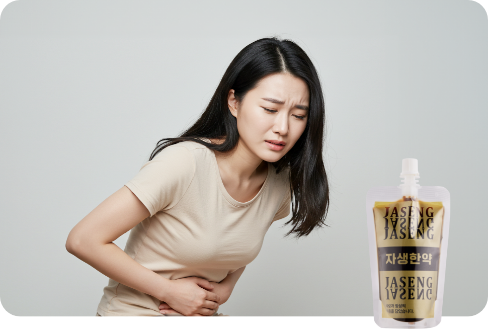 배를 부여잡고 고통을 호소하는 여성