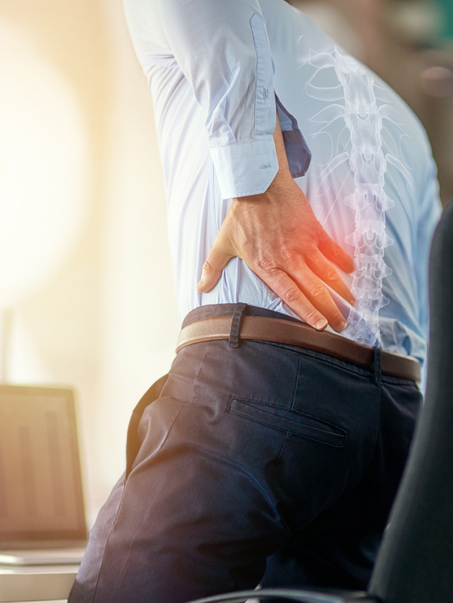 허리 통증을 호소하는 모습