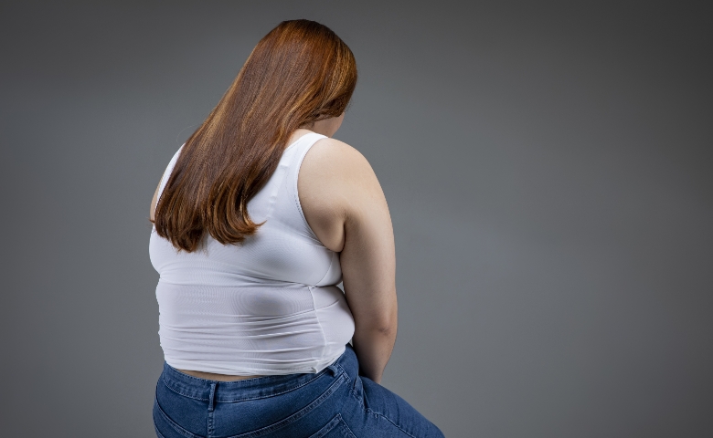 뚱뚱한 여자가 절망 하고 있는 모습