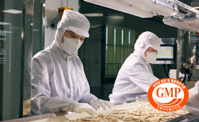 위생복을 입고 한약재를 고르는 모습