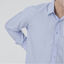 등과 허리 부위를 손으로 짚고 있는 사람 이미지