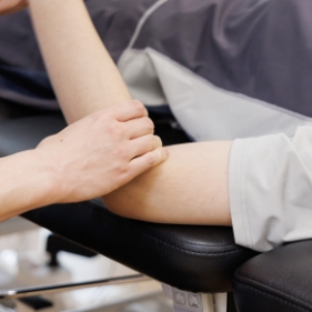 스트레칭 자세로 팔을 들어 올리는 재활 운동 이미지