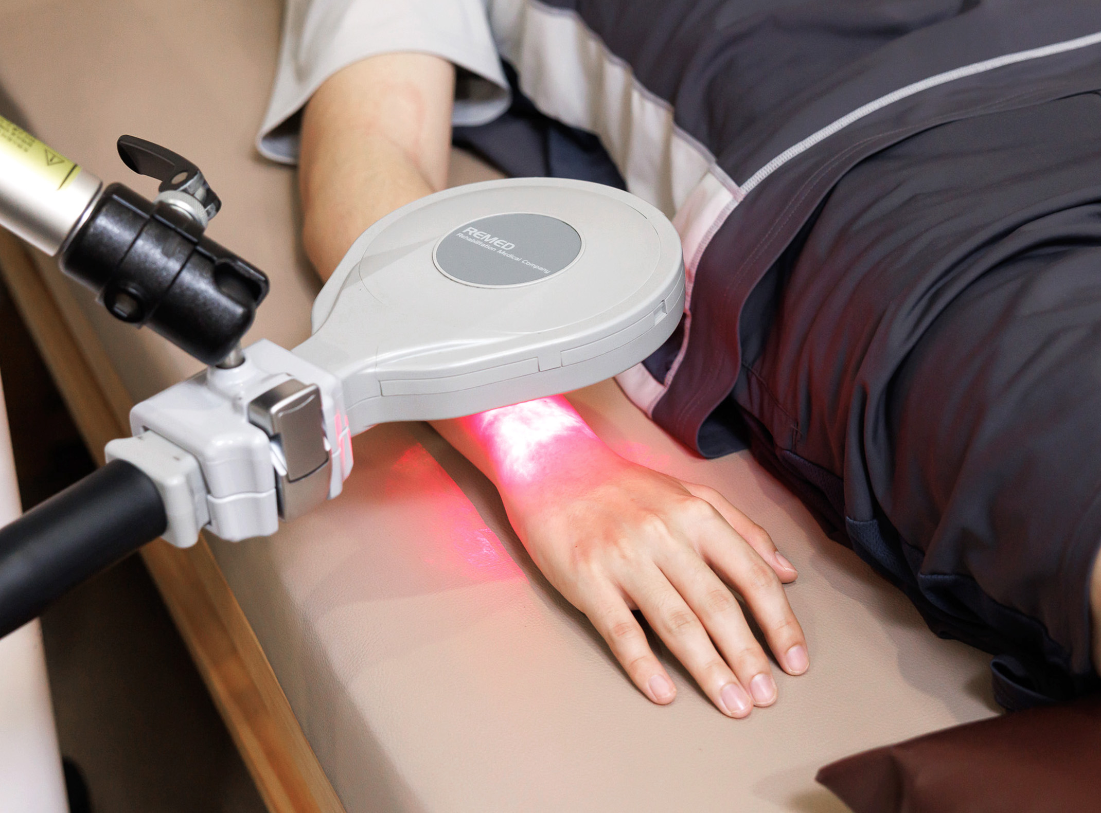 손목의 레이저자기장 치료를 받고 있는 환자